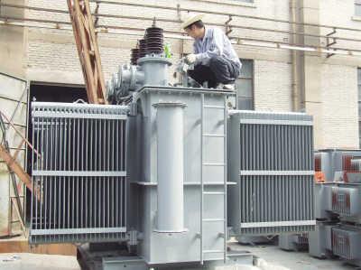 南京供电公司正在积极进行维修变压器