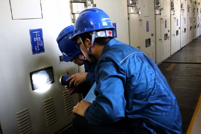 变压器工作人员正在进行调试和检查变压器