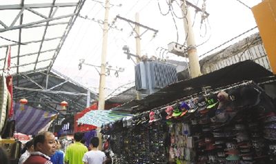 在变压器下面摆摊现场
